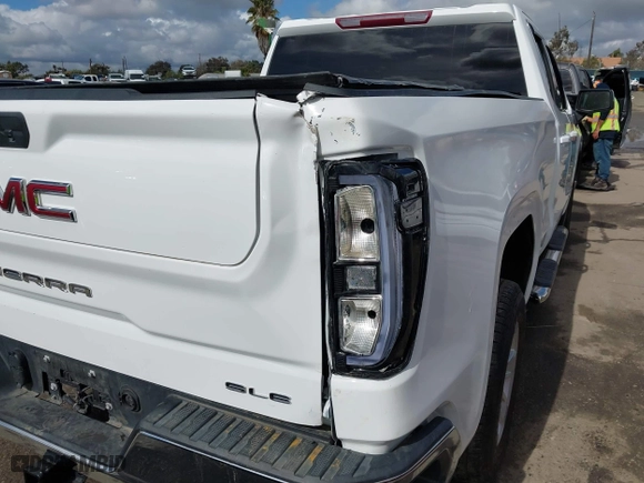 2022 GMC Sierra 1500 SLE with VIN 1GTR8BEK5NZ135368, listed as a IAAI auction lot 41544688 with 113,322 mi miles. Bid and sale history available at carsss.com. Image 6.