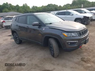 2019 Jeep Compass Trailhawk z VIN 3C4NJDDB9KT686048, wystawiony jako IAAI lot #42414161 z przebiegiem 92 683 mil mil oraz . Historia ofert i sprzedaży dostępna na DreamBid. Obrazek 1.