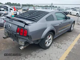 2006 Ford Mustang GT Deluxe z VIN 1ZVHT82H065132924, wystawiony jako IAAI lot #42402048 z przebiegiem 146 526 mil mil oraz . Historia ofert i sprzedaży dostępna na DreamBid. Obrazek 4.