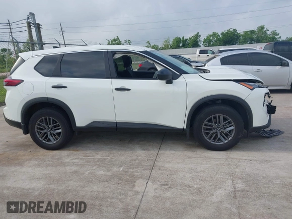 2024 Nissan Rogue S z VIN 5N1BT3AA5RC726064, wystawiony jako IAAI lot #42114661 z przebiegiem 4 306 mil mil oraz . Historia ofert i sprzedaży dostępna na DreamBid. Obrazek 13.