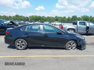 2019 Kia Forte LXS z VIN 3KPF24AD7KE102404, wystawiony jako IAAI lot #42571520 z przebiegiem 61 502 mil mil oraz . Historia ofert i sprzedaży dostępna na DreamBid. Obrazek 13.