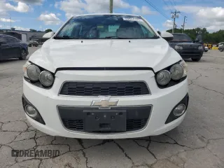 2014 Chevrolet Sonic LTZ z VIN 1G1JE5SB3E4191729, wystawiony jako Copart lot #59054185 z przebiegiem 138 868 mil mil oraz Czysty tytuł • Clean title. Historia ofert i sprzedaży dostępna na DreamBid. Obrazek 5.