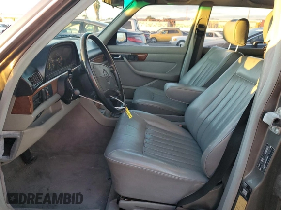 1988 Mercedes-Benz 560 with VIN WDBCA39D4JA391164, listed as a Copart auction lot 82628704 with 88,482 mi miles and Clean Title. Bid and sale history available at DreamBid. Image 7.
