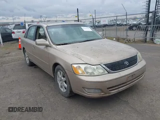 2001 Toyota Avalon XL w/Bucket Seats with VIN 4T1BF28B91U173868, listed as a IAAI auction lot 41721904 with 325,097 mi miles. Bid and sale history available at carsss.com. Image 1.