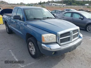 2005 Dodge Dakota SLT z VIN 1D7HE42N35S176496, wystawiony jako IAAI lot #41884040 z przebiegiem 178 088 mil mil oraz . Historia ofert i sprzedaży dostępna na DreamBid. Obrazek 1.
