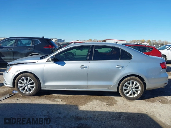2015 Volkswagen Jetta SE z VIN 3VWD07AJ6FM326731, wystawiony jako IAAI lot #41066250 z przebiegiem 63 242 mil mil oraz . Historia ofert i sprzedaży dostępna na DreamBid. Obrazek 14.