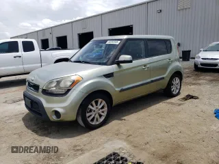 2013 Kia Soul + z VIN KNDJT2A61D7607063, wystawiony jako Copart lot #60283345 z przebiegiem 218 491 mil mil oraz Czysty tytuł • Clean title. Historia ofert i sprzedaży dostępna na DreamBid. Obrazek 1.