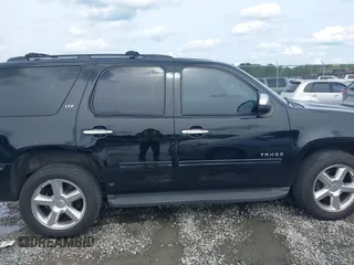 2014 Chevrolet Tahoe LS z VIN 1GNSCAE05ER128680, wystawiony jako IAAI lot #42388442 z przebiegiem 240 611 mil mil oraz . Historia ofert i sprzedaży dostępna na DreamBid. Obrazek 13.