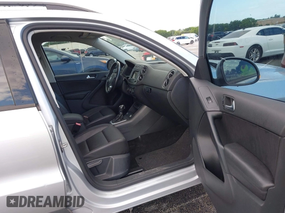2016 Volkswagen Tiguan S z VIN WVGAV7AX5GW592721, wystawiony jako IAAI lot #42231177 z przebiegiem 64 967 mil mil oraz . Historia ofert i sprzedaży dostępna na DreamBid. Obrazek 5.