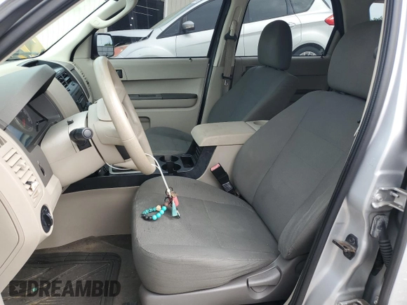 2009 Ford Escape XLS z VIN 1FMCU92789KB10338, wystawiony jako Copart lot #57452495 z przebiegiem 285 171 mil mil oraz Szkoda całkowita • Salvage title. Historia ofert i sprzedaży dostępna na DreamBid. Obrazek 7.