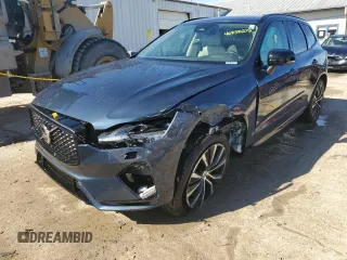 2024 Volvo XC60 Plus Dark Theme z VIN YV4L12RL1R1714128, wystawiony jako Copart lot #46838275 z przebiegiem 55 612 mil mil oraz Szkody całkowita. Historia ofert i sprzedaży dostępna na DreamBid. Obrazek 1.