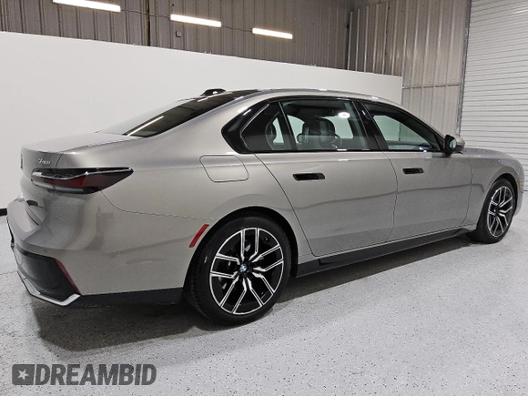 2024 BMW 7 Series 740i xDrive with VIN WBA33EH08RCS18086, listed as a Copart auction lot 54630035 with 18,352 mi miles and Clean Title. Bid and sale history available at carsss.com. Image 3.