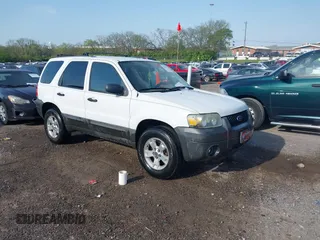 2005 Ford Escape XLT with VIN 1FMYU93145KD85599, listed as a IAAI auction lot 42036751 with 221,039 mi miles. Bid and sale history available at carsss.com. Image 1.
