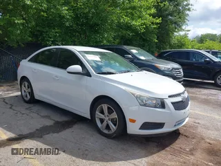 2014 Chevrolet Cruze 2LT z VIN 1G1PE5SBXE7299693, wystawiony jako IAAI lot #42371608 z przebiegiem 137 472 mil mil oraz . Historia ofert i sprzedaży dostępna na DreamBid. Obrazek 1.