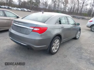 2011 Chrysler 200 Touring z VIN 1C3BC1FB2BN602536, wystawiony jako IAAI lot #41858171 z przebiegiem Nie podano mil oraz . Historia ofert i sprzedaży dostępna na DreamBid. Obrazek 4.