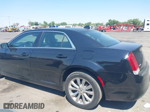 2016 Chrysler 300 Limited z VIN 2C3CCARG7GH314121, wystawiony jako IAAI lot #39842419 z przebiegiem 40 046 mil mil oraz . Historia ofert i sprzedaży dostępna na DreamBid. Obrazek 14.