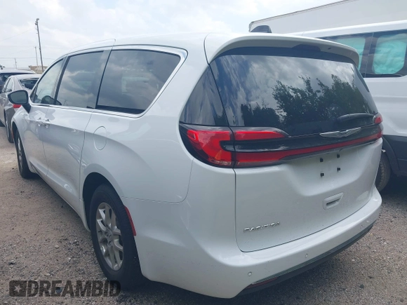 2025 Chrysler Pacifica Select z VIN 2C4RC1BG1SR520795, wystawiony jako IAAI lot #42421019 z przebiegiem 15 267 mil mil oraz . Historia ofert i sprzedaży dostępna na DreamBid. Obrazek 3.