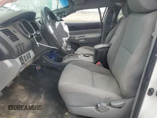 2013 Toyota Tacoma z VIN 5TFUX4EN7DX021546, wystawiony jako Copart lot #59913335 z przebiegiem 110 880 mil mil oraz Nie do naprawy • Non repairable. Historia ofert i sprzedaży dostępna na DreamBid. Obrazek 7.