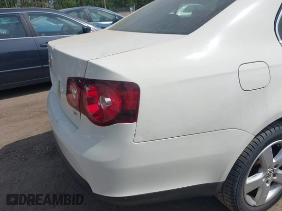 2008 Volkswagen Jetta SE with VIN 3VWRZ71KX8M173889, listed as a IAAI auction lot 42062818 with Not provided miles and . Bid and sale history available at DreamBid. Image 6.