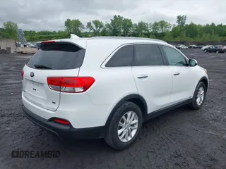 2018 Kia Sorento LX z VIN 5XYPGDA3XJG429121, wystawiony jako IAAI lot #42351051 z przebiegiem 108 106 mil mil oraz . Historia ofert i sprzedaży dostępna na DreamBid. Obrazek 4.