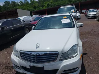 2013 Mercedes-Benz C 300 Sport z VIN WDDGF8AB1DR256537, wystawiony jako IAAI lot #42356297 z przebiegiem 111 496 mil mil oraz . Historia ofert i sprzedaży dostępna na DreamBid. Obrazek 6.