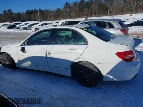 2013 Mercedes-Benz C 300 Sport z VIN WDDGF8AB8DR266708, wystawiony jako IAAI lot #41602920 z przebiegiem 131 068 mil mil oraz . Historia ofert i sprzedaży dostępna na DreamBid. Obrazek 14.