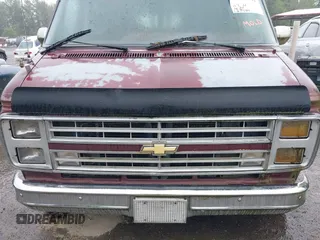 1991 Chevrolet Chevy Van z VIN 1GBEG25K0M7138789, wystawiony jako IAAI lot #42356002 z przebiegiem 137 404 mil mil oraz . Historia ofert i sprzedaży dostępna na DreamBid. Obrazek 6.