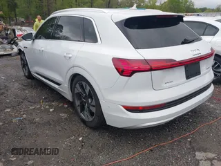 2023 Audi e-tron Premium Plus z VIN WA1LAAGE8PB006137, wystawiony jako IAAI lot #41974875 z przebiegiem 21 728 mil mil oraz . Historia ofert i sprzedaży dostępna na DreamBid. Obrazek 3.