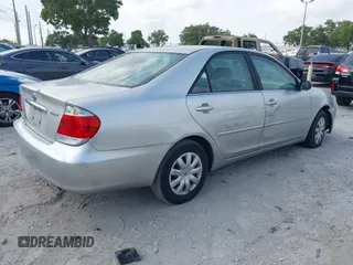 2005 Toyota Camry STD z VIN 4T1BE32K95U381773, wystawiony jako IAAI lot #42221291 z przebiegiem 93 224 mil mil oraz . Historia ofert i sprzedaży dostępna na DreamBid. Obrazek 4.