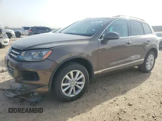 2013 Volkswagen Touareg Exec z VIN WVGEF9BP7DD009467, wystawiony jako Copart lot #47492725 z przebiegiem 109 511 mil mil oraz Szkody całkowita. Historia ofert i sprzedaży dostępna na DreamBid. Obrazek 1.