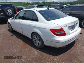 2013 Mercedes-Benz C 300 Sport z VIN WDDGF8AB1DR256537, wystawiony jako IAAI lot #42356297 z przebiegiem 111 496 mil mil oraz . Historia ofert i sprzedaży dostępna na DreamBid. Obrazek 3.