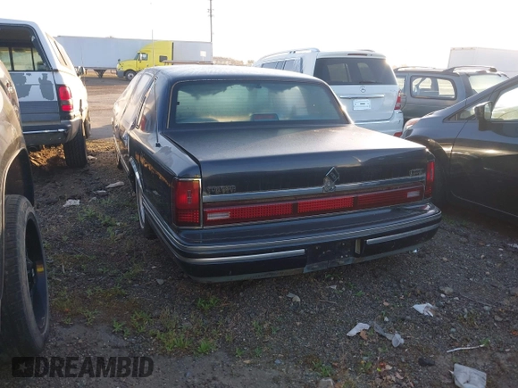 1994 Lincoln Town Car Signature z VIN 1LNLM82W9RY699141, wystawiony jako IAAI lot #41933771 z przebiegiem Nie podano mil oraz . Historia ofert i sprzedaży dostępna na DreamBid. Obrazek 3.