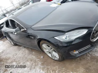 2015 Tesla Model S 85D with VIN 5YJSA1E25FF107819, listed as a IAAI auction lot 41333556 with 141,066 mi miles. Bid and sale history available at carsss.com. Image 1.