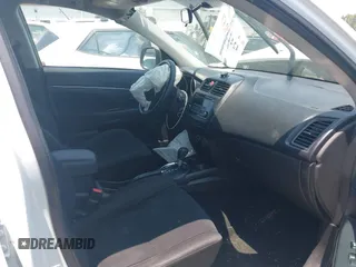 2015 Mitsubishi Outlander ES z VIN 4A4AP3AW0FE049546, wystawiony jako IAAI lot #42422937 z przebiegiem 130 254 mil mil oraz . Historia ofert i sprzedaży dostępna na DreamBid. Obrazek 5.