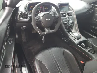 2019 Aston Martin DB11 z VIN SCFRMFEV1KGL07949, wystawiony jako Copart lot #75059624 z przebiegiem 8798 mil mil oraz Nie do naprawy. Historia ofert i sprzedaży dostępna na DreamBid. Obrazek 8.