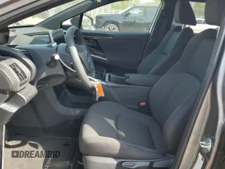 2024 Subaru Solterra Limited z VIN JTMABABA3RA048190, wystawiony jako Copart lot #54700725 z przebiegiem 7 837 mil mil oraz Szkoda całkowita • Salvage title. Historia ofert i sprzedaży dostępna na DreamBid. Obrazek 7.