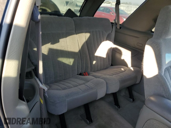 2000 Chevrolet Blazer LS z VIN 1GNCT18W8YK234090, wystawiony jako Copart lot #43063565 z przebiegiem 96 942 mil mil oraz Czysty tytuł • Clean title. Historia ofert i sprzedaży dostępna na DreamBid. Obrazek 10.