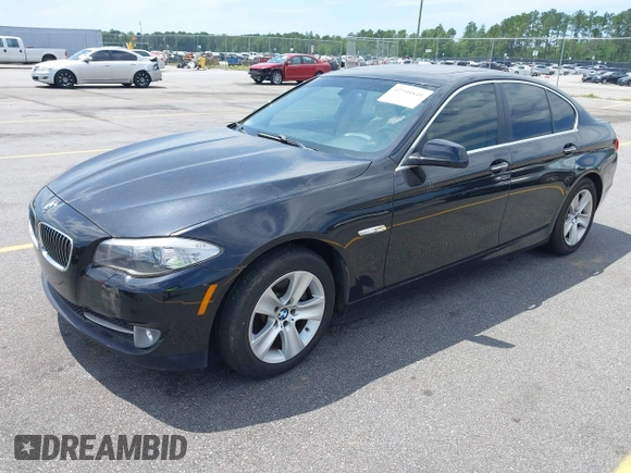 2013 BMW 5 Series 528i xDrive z VIN WBAXH5C54DDW15982, wystawiony jako IAAI lot #42340840 z przebiegiem 102 200 mil mil oraz . Historia ofert i sprzedaży dostępna na DreamBid. Obrazek 2.