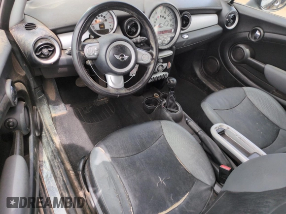 2010 MINI Hardtop z VIN WMWMF3C5XATZ25746, wystawiony jako Copart lot #51662415 z przebiegiem 139 411 mil mil oraz Szkoda całkowita • Salvage title. Historia ofert i sprzedaży dostępna na DreamBid. Obrazek 8.