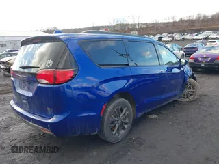2020 Chrysler Pacifica Launch Edition z VIN 2C4RC3BG9LR252124, wystawiony jako IAAI lot #41689415 z przebiegiem 53 455 mil mil oraz . Historia ofert i sprzedaży dostępna na DreamBid. Obrazek 4.