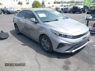 2024 Kia Forte LXS z VIN 3KPF24AD1RE748029, wystawiony jako IAAI lot #42107090 z przebiegiem 27 832 mil mil oraz . Historia ofert i sprzedaży dostępna na DreamBid. Obrazek 1.
