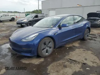 2021 Tesla Model 3 Standard Range Plus z VIN 5YJ3E1EAXMF850831, wystawiony jako Copart lot #54526715 z przebiegiem 51 808 mil mil oraz Szkody całkowita. Historia ofert i sprzedaży dostępna na DreamBid. Obrazek 1.