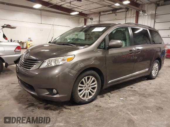 2013 Toyota Sienna XLE AAS z VIN 5TDYK3DC6DS386235, wystawiony jako IAAI lot #42191706 z przebiegiem 144 328 mil mil oraz . Historia ofert i sprzedaży dostępna na DreamBid. Obrazek 2.