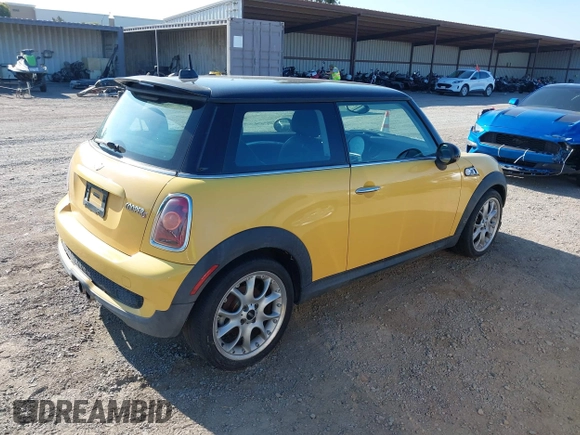 2007 MINI Hardtop S с VIN WMWMF73517TV31617, выставлен на аукционе IAAI как лот 42586579 с пробегом Не указан миль и . История ставок и продаж доступна на DreamBid. Изображение 4.