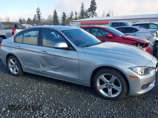 2015 BMW 3 Series 328i xDrive z VIN WBA3B5C56FF962334, wystawiony jako IAAI lot #41323621 z przebiegiem 33 419 mil mil oraz . Historia ofert i sprzedaży dostępna na DreamBid. Obrazek 6.