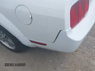 2005 Ford Mustang Deluxe с VIN 1ZVFT80N455143715, выставлен на аукционе IAAI как лот 42439492 с пробегом 131 102 миль миль и . История ставок и продаж доступна на DreamBid. Изображение 6.