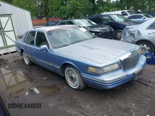1995 Lincoln Town Car Executive z VIN 1LNLM81W9SY676031, wystawiony jako IAAI lot #42537591 z przebiegiem 97 467 mil mil oraz . Historia ofert i sprzedaży dostępna na DreamBid. Obrazek 1.
