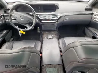 2012 Mercedes-Benz S 63 AMG z VIN WDDNG7EB1CA435991, wystawiony jako Copart lot #57146435 z przebiegiem 117 647 mil mil oraz Szkoda całkowita • Salvage title. Historia ofert i sprzedaży dostępna na DreamBid. Obrazek 8.