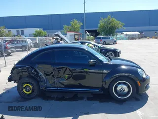2013 Volkswagen Beetle 2.5L z VIN 3VWJP7AT7DM612357, wystawiony jako IAAI lot #42309682 z przebiegiem 52 063 mil mil oraz . Historia ofert i sprzedaży dostępna na DreamBid. Obrazek 14.