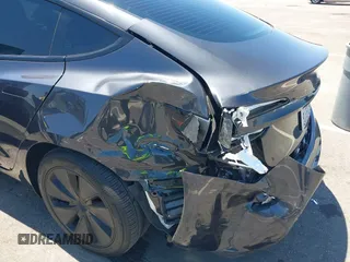 2024 Tesla Model 3 z VIN 5YJ3E1EA4RF721281, wystawiony jako IAAI lot #42238541 z przebiegiem 28 679 mil mil oraz . Historia ofert i sprzedaży dostępna na DreamBid. Obrazek 6.